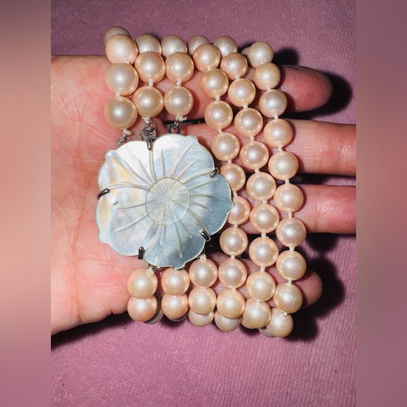 Elegant FAUX 3 strand FAUX Pearl Necklace W Mother of pearl Floral Clasp - Picture 6 of 6